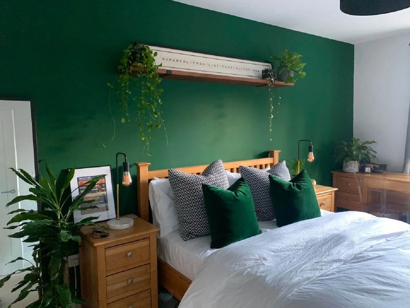Colors That Complement Forest Green in Interior Design