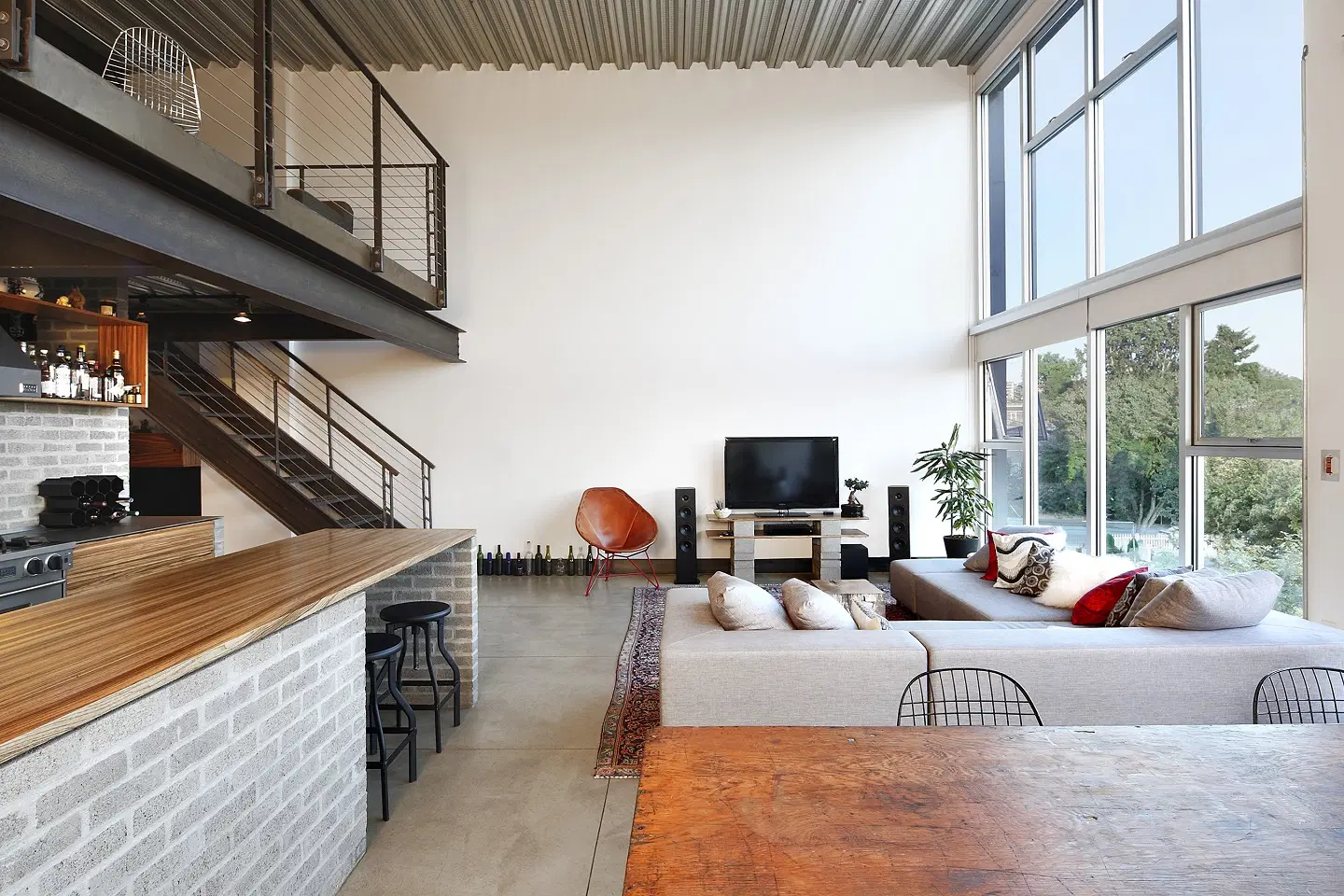  4. Neutral Color Palettes for an Airy Feel in Small Loft Houses Design