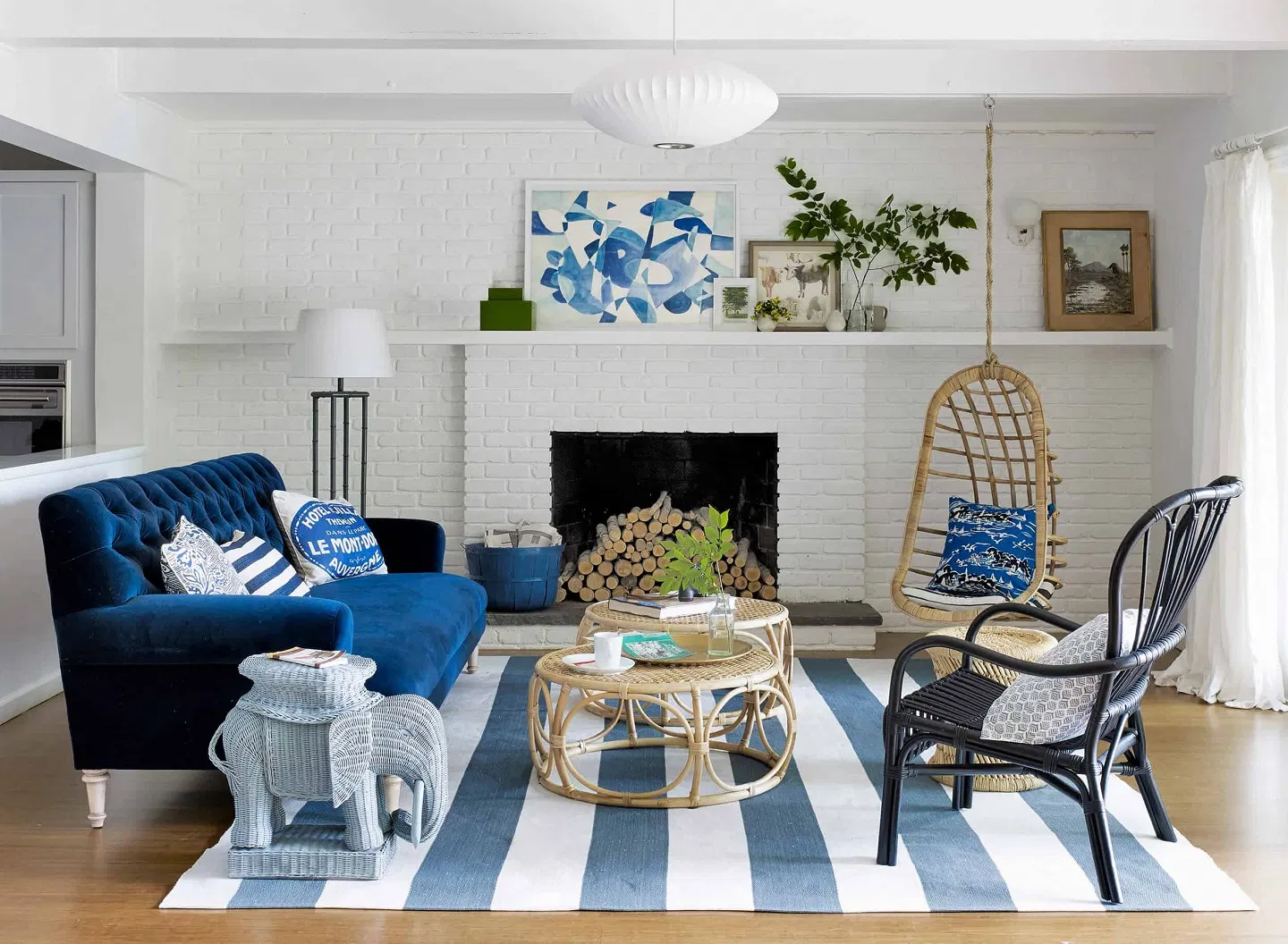 2. Blue and White: Tranquil Retreat