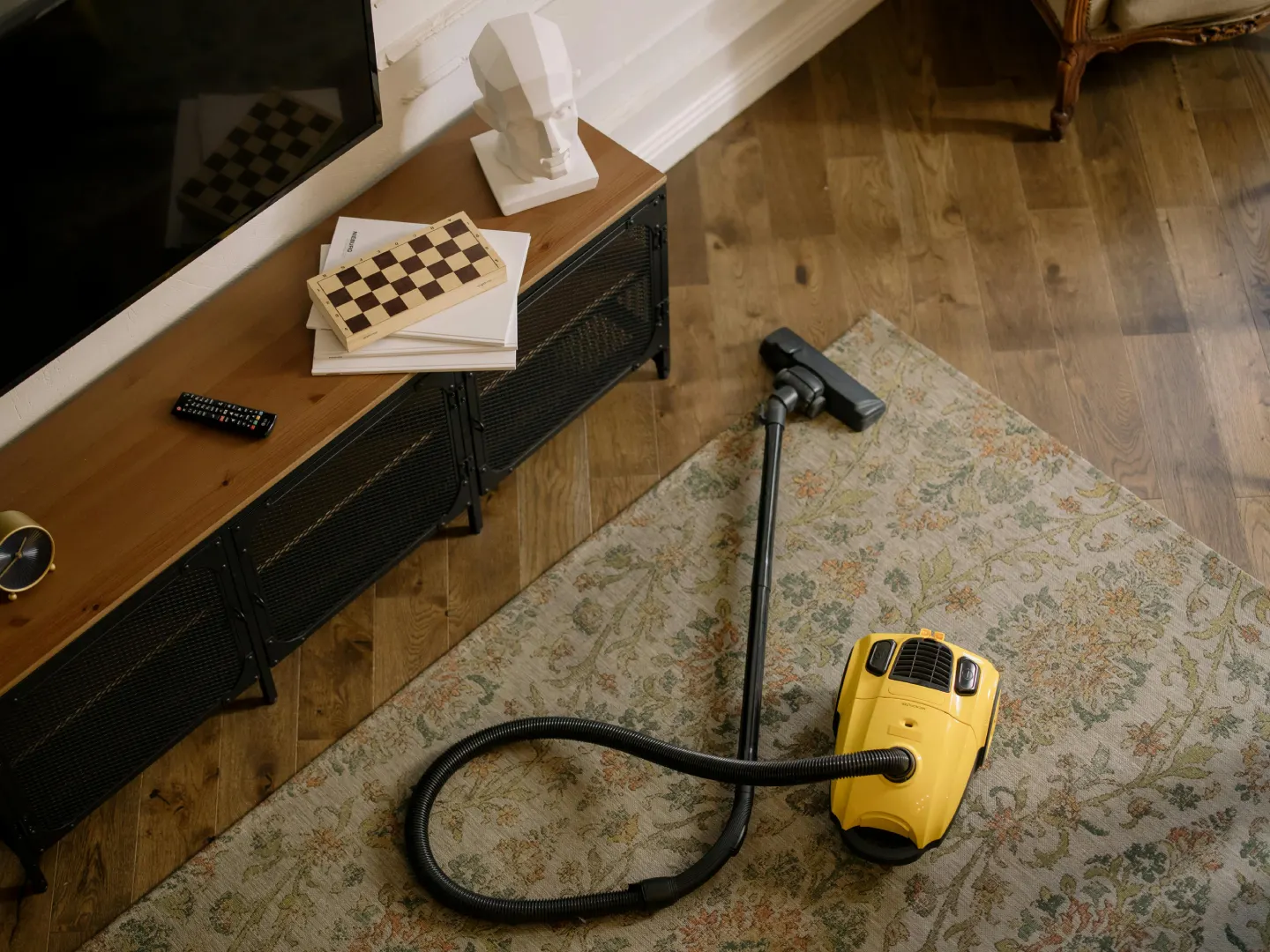 vacuum hardwood and carpet